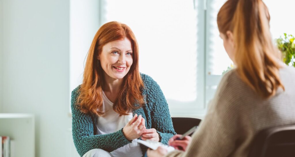 Patienten spricht positiv mit einer Therapeutin