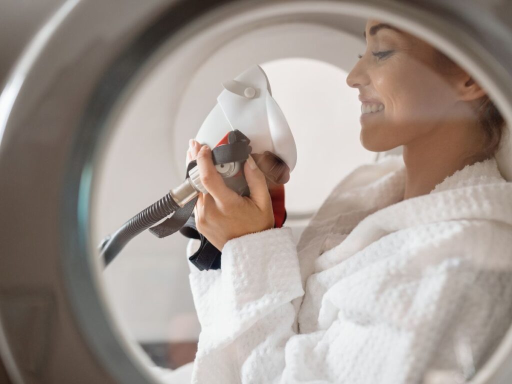 Frau setzt Maske für die IHHT Therapie an