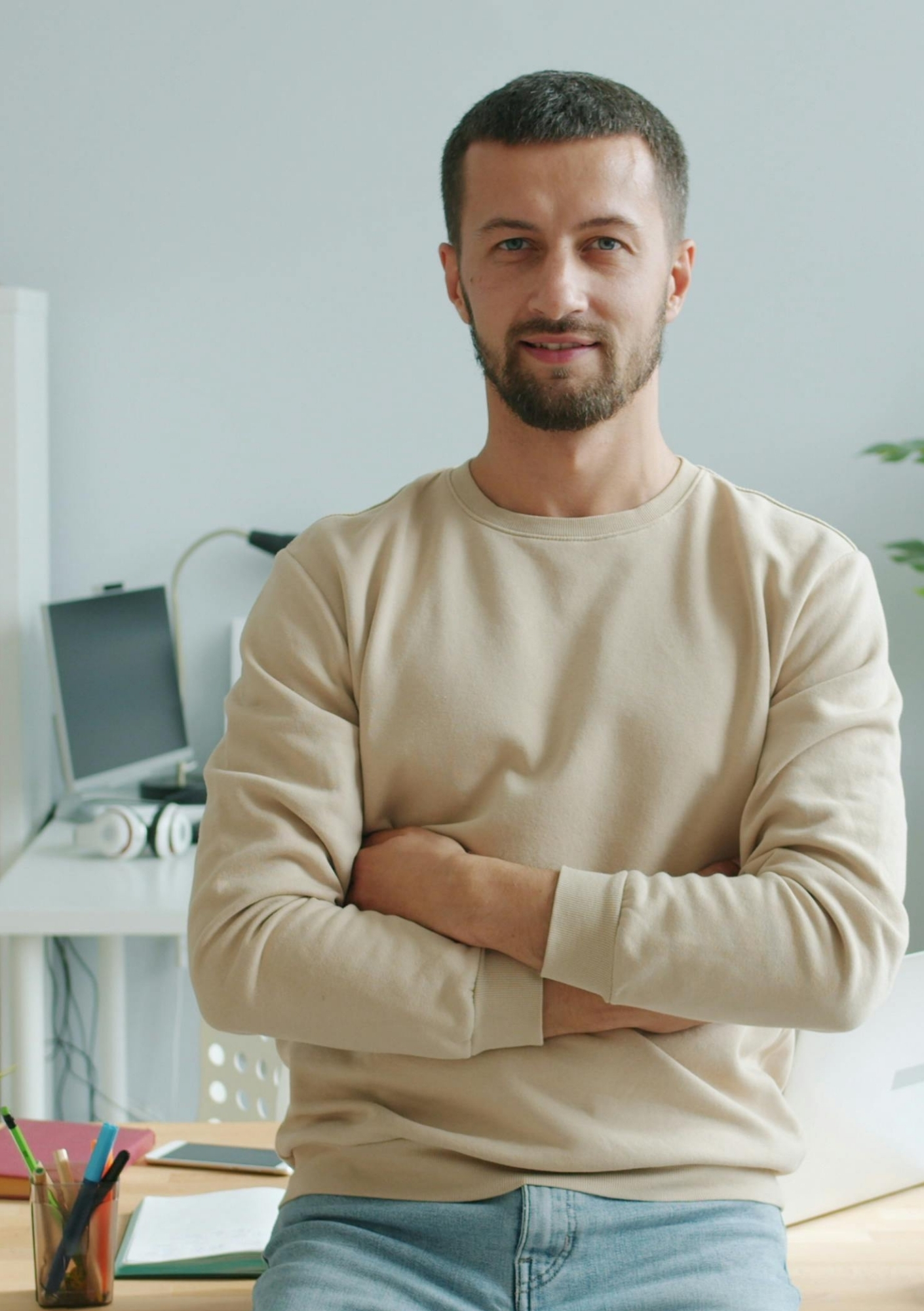 Junger Mann im Büro